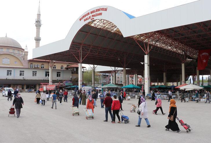 Dezenfeksiyon tünelinden geçip, ateşleri ölçüldükten sonra alışverişe başladılar G1