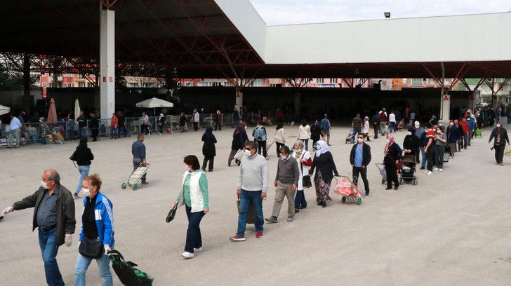 Dezenfeksiyon tünelinden geçip, ateşleri ölçüldükten sonra alışverişe başladılar G3