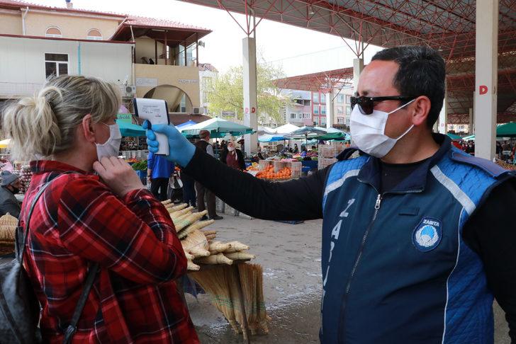 Dezenfeksiyon tünelinden geçip, ateşleri ölçüldükten sonra alışverişe başladılar G4