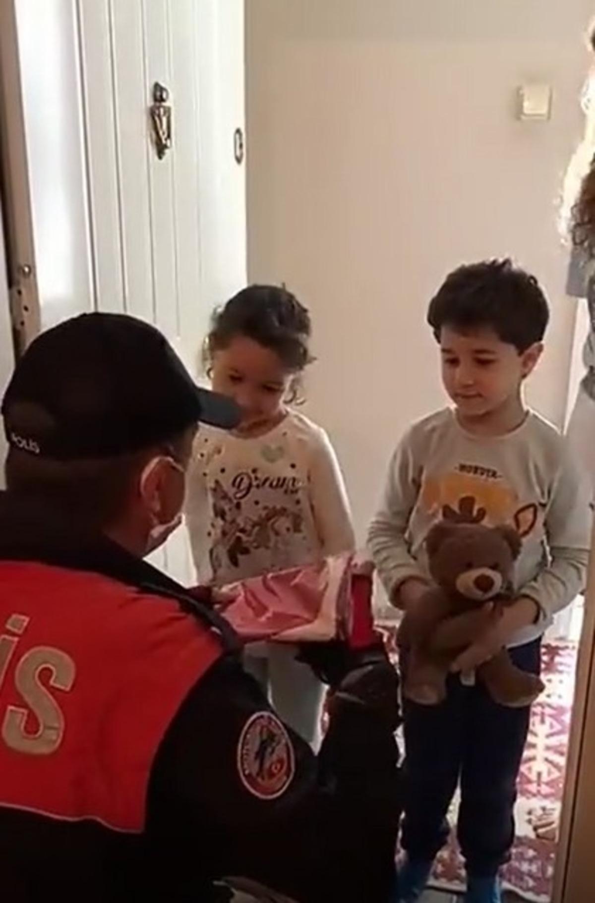 Kuşadası&rsquo;nda bayram &ouml;ncesi &ccedil;ocuklara bayrak hediye ediliyor