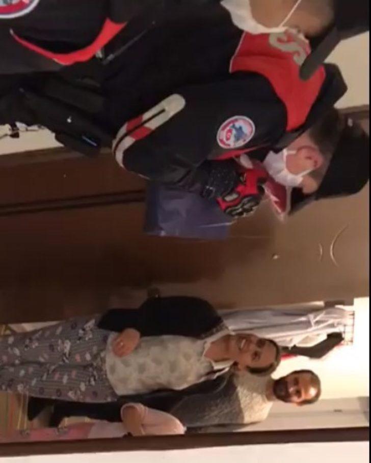 Kuşadası’nda bayram öncesi çocuklara bayrak hediye ediliyor G2