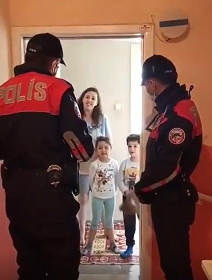 Kuşadası’nda bayram öncesi çocuklara bayrak hediye ediliyor G3