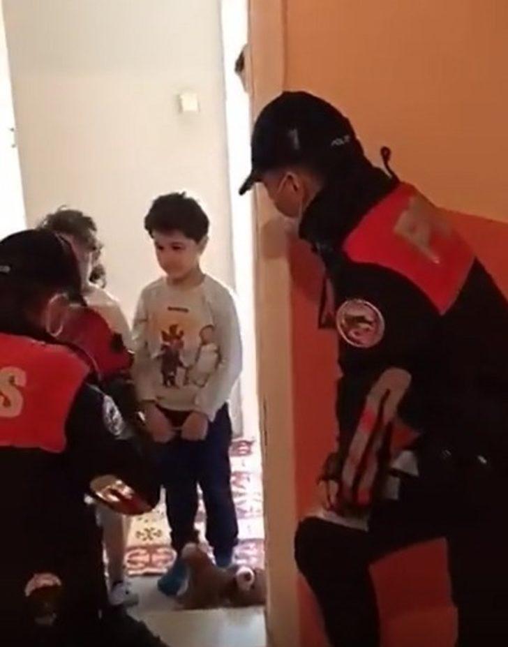 Kuşadası’nda bayram öncesi çocuklara bayrak hediye ediliyor G4