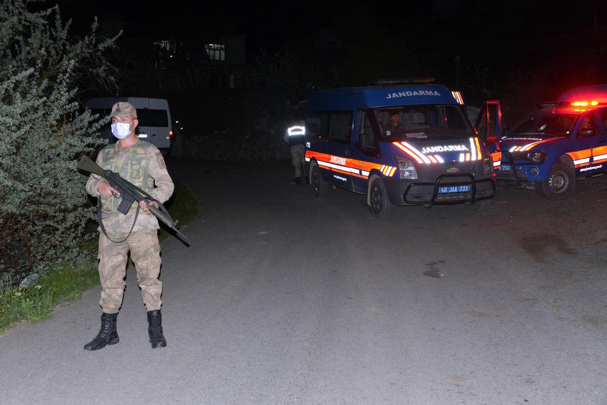 K&ouml;pek nedeniyle tartıştığı dayısını ve kuzenini &ouml;ld&uuml;rd&uuml;