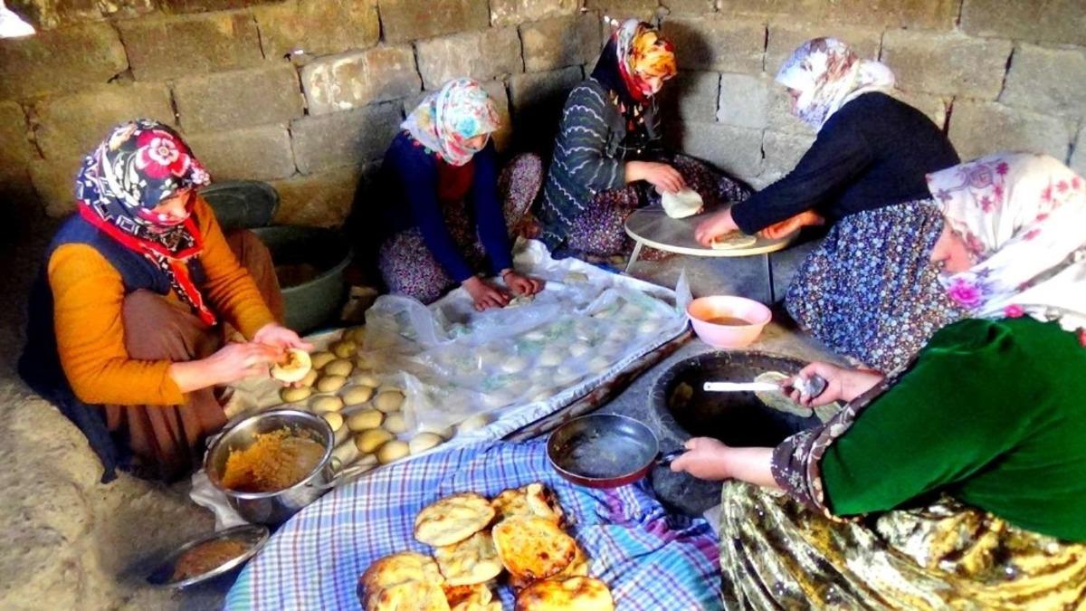 (&Ouml;zel) Hakkari&rsquo;de korona vir&uuml;s tandır ekmeğine ilgiyi arttırdı