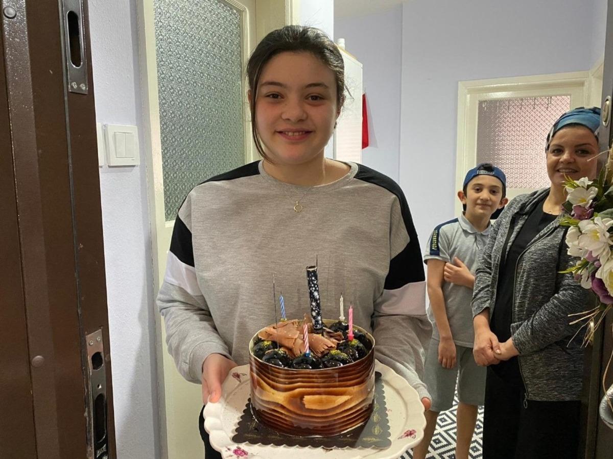 (&Ouml;zel) Evinden &ccedil;ıkamayan 14 yaşındaki gen&ccedil; kıza polisten doğum g&uuml;n&uuml; s&uuml;rprizi