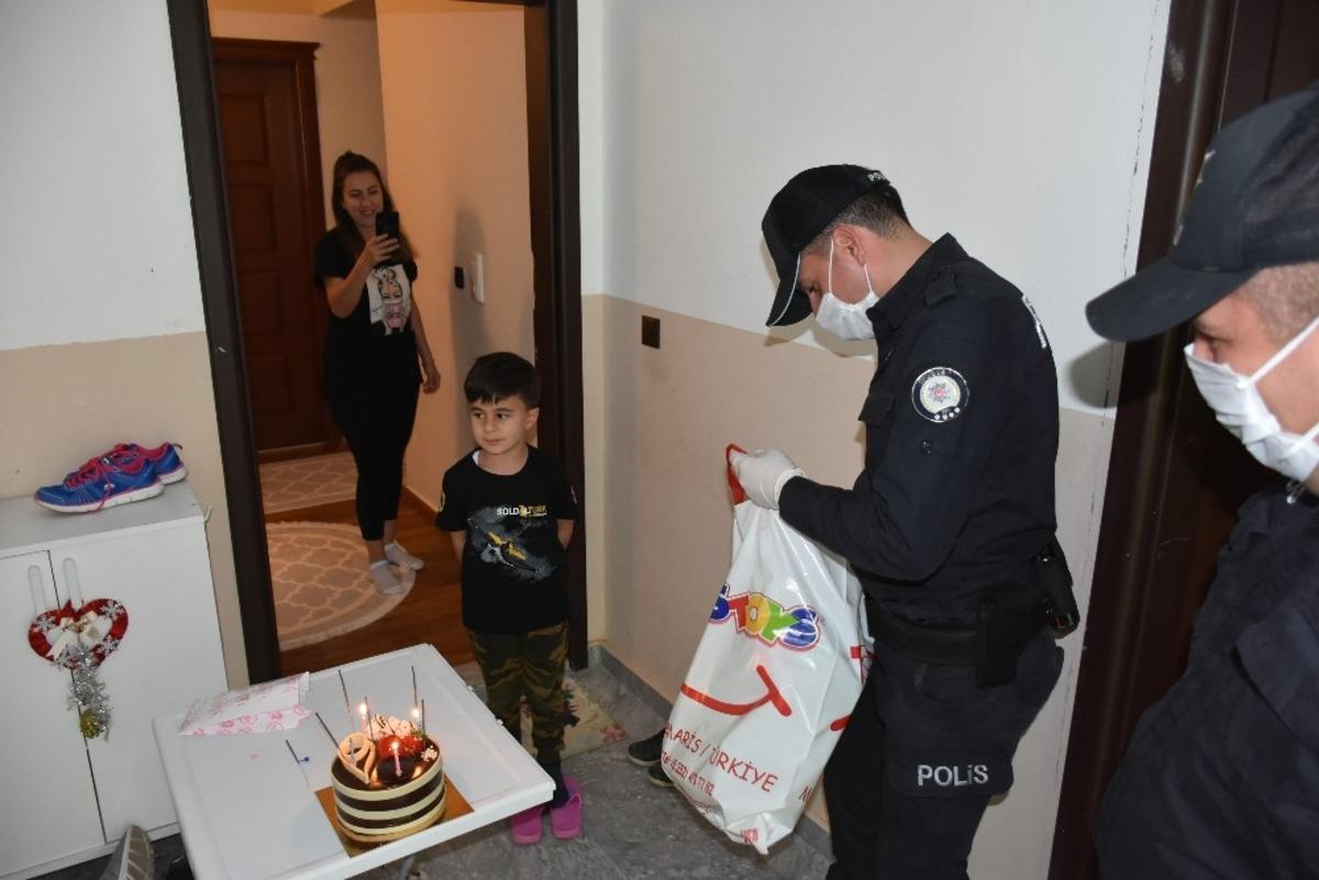 Marmaris polisinden gelecekteki meslektaşları i&ccedil;in s&uuml;rpriz pasta