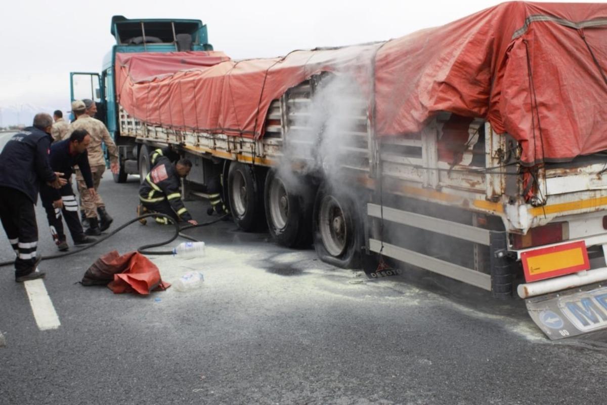 Lastikleri yanan tıra itfaiye m&uuml;dahale etti