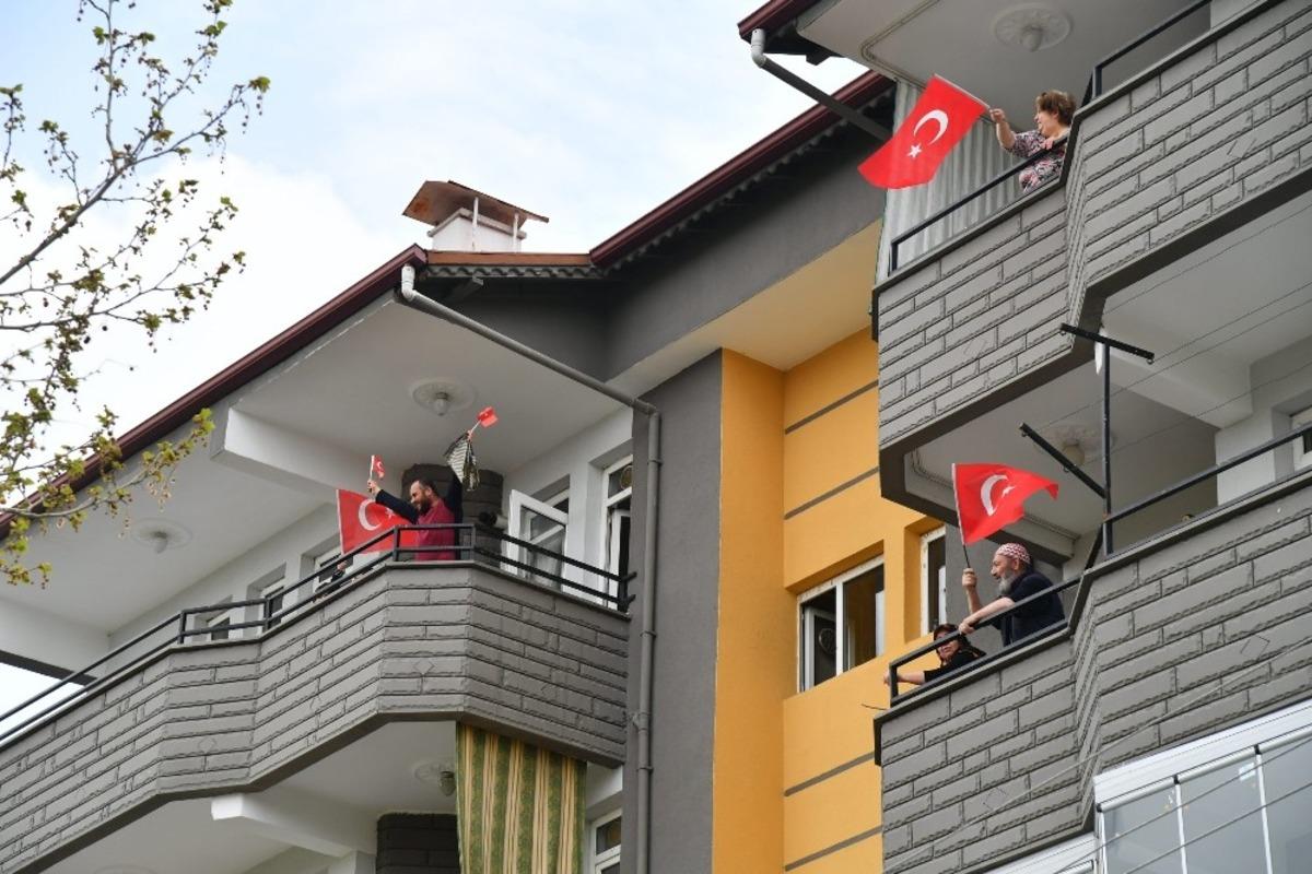 Isparta&rsquo;da evler T&uuml;rk Bayraklarıyla donatılıyor