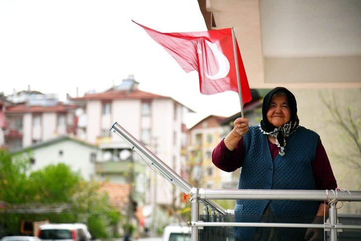 Isparta’da evler Türk Bayraklarıyla donatılıyor G4