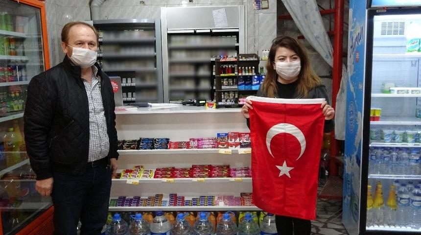&Ccedil;orlu&rsquo;daki bakkallara maske ve T&uuml;rk bayrağı dağıtıldı