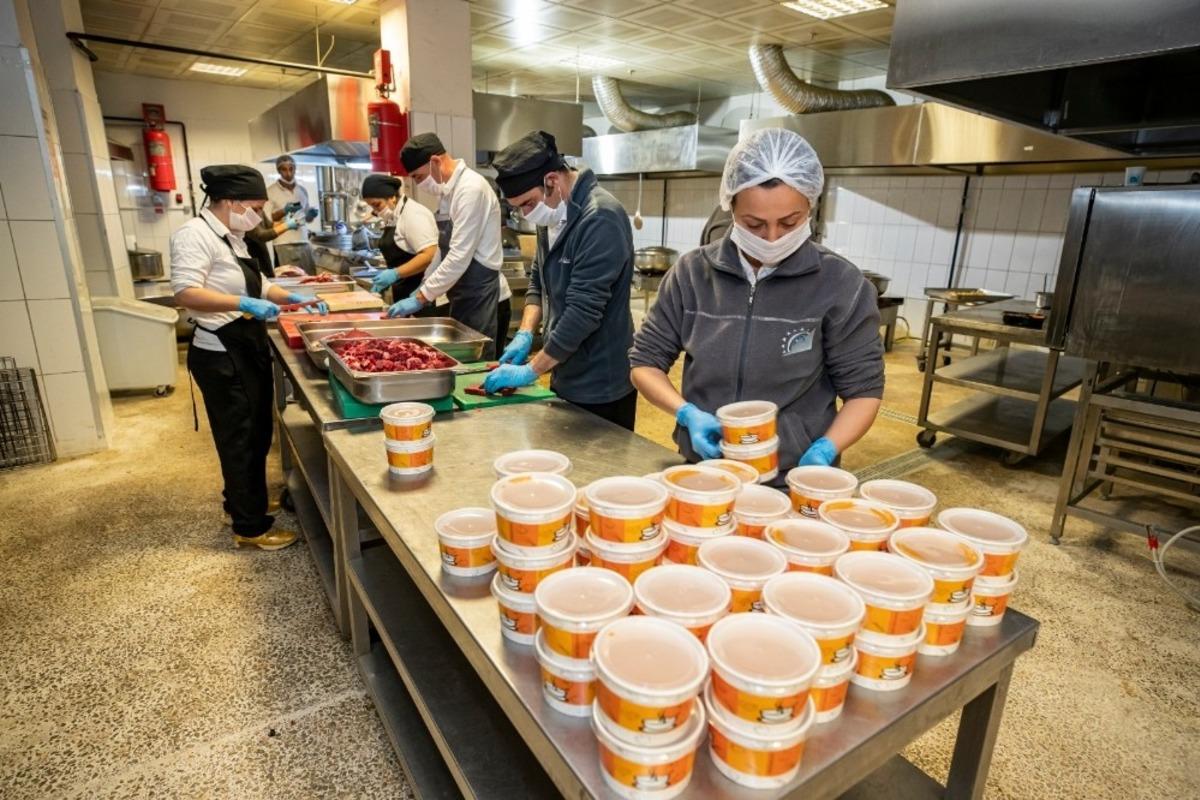 Korona g&uuml;nlerinde bağış iftar yemekleri kapıdan teslim