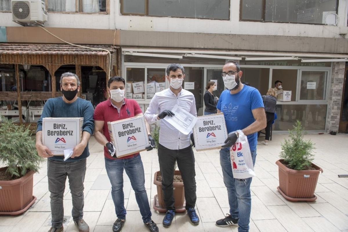 Mersin B&uuml;y&uuml;kşehir Belediyesi, esnafa gıda kolisi ulaştırıyor