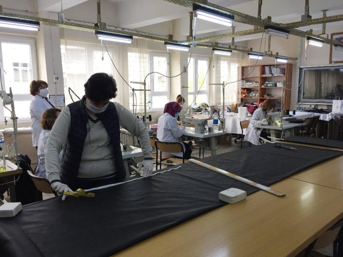 G&ouml;n&uuml;ll&uuml; Meslek Lisesi &ouml;ğretmenleri maske &uuml;retiyor