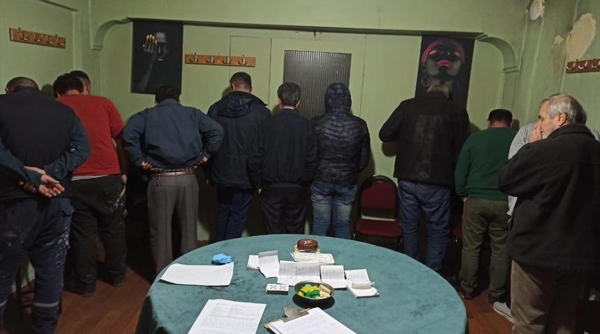 Manisa'da bir evde kumar oynayan kişiler yakalandı, ceza kesildi