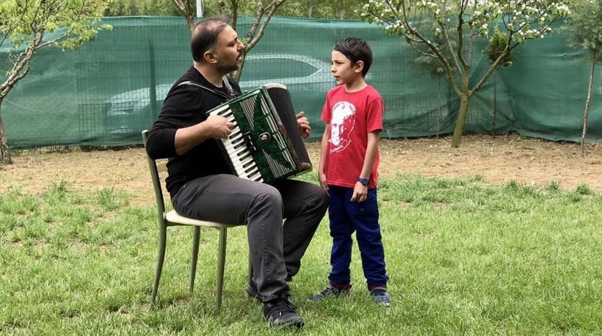 Akademisyen, 23 Nisan'a &ouml;zel marş besteledi