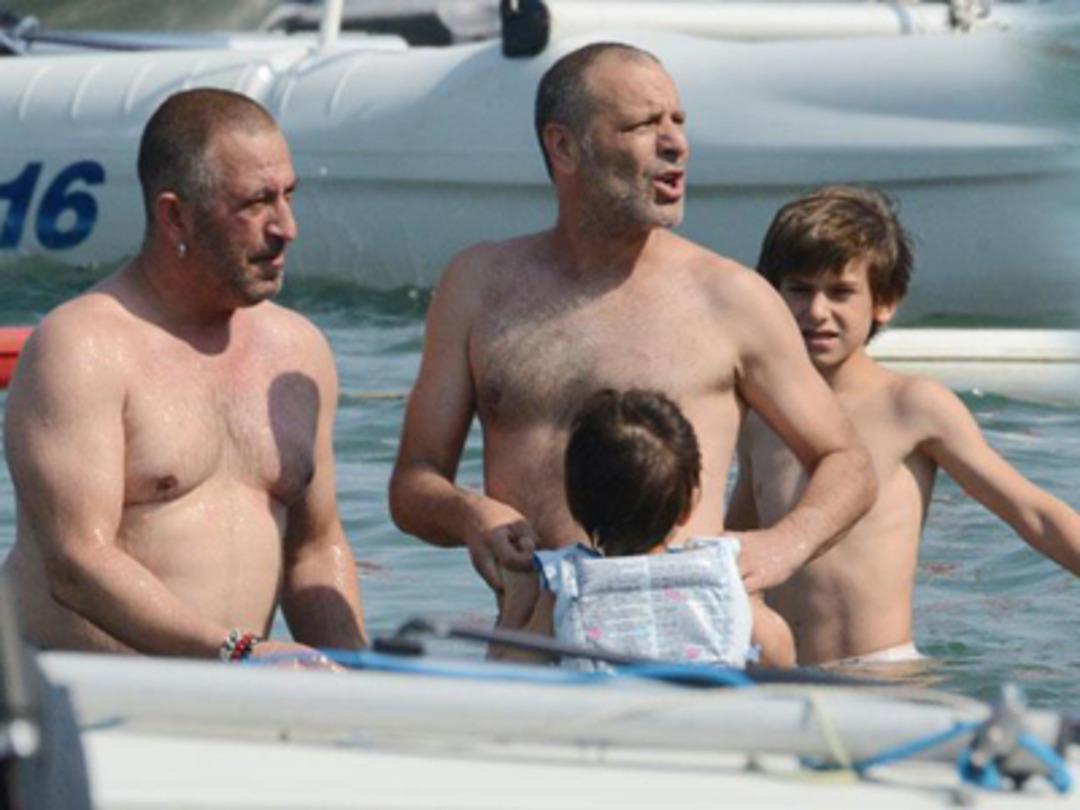 Cem Yılmaz ve Ozan G&uuml;ven tatilde