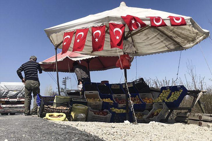 Yol üzerindeki tezgahında müşterilerini beklerken 1000 kitap bitirdi G1