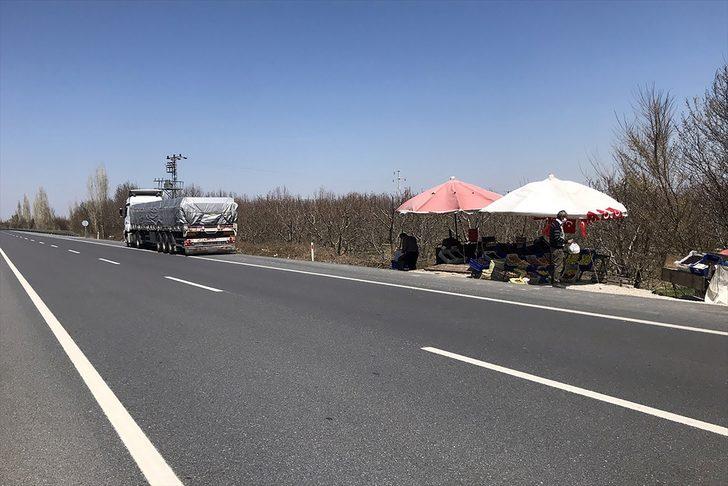 Yol üzerindeki tezgahında müşterilerini beklerken 1000 kitap bitirdi G2