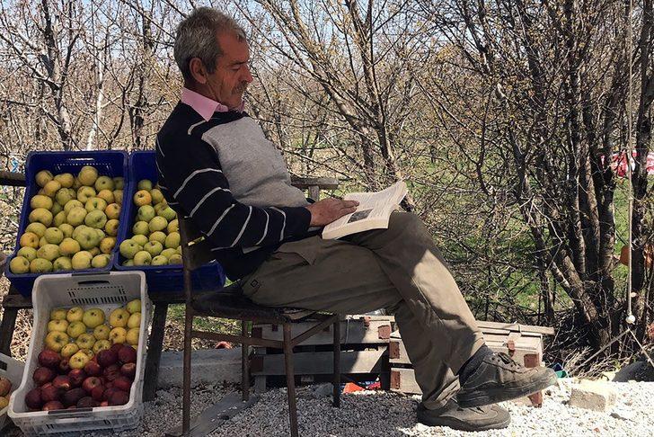 Yol üzerindeki tezgahında müşterilerini beklerken 1000 kitap bitirdi G3