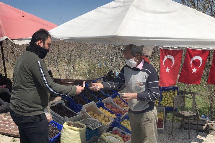 Yol üzerindeki tezgahında müşterilerini beklerken 1000 kitap bitirdi G4