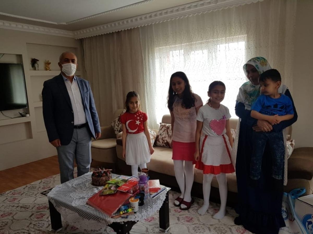 Başkan Ensari&rsquo;den hayalindeki pastayı &ccedil;izen kıza s&uuml;rpriz