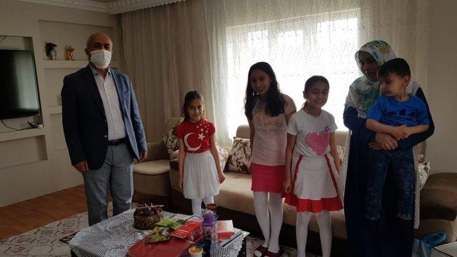 Başkan Ensari’den hayalindeki pastayı çizen kıza sürpriz