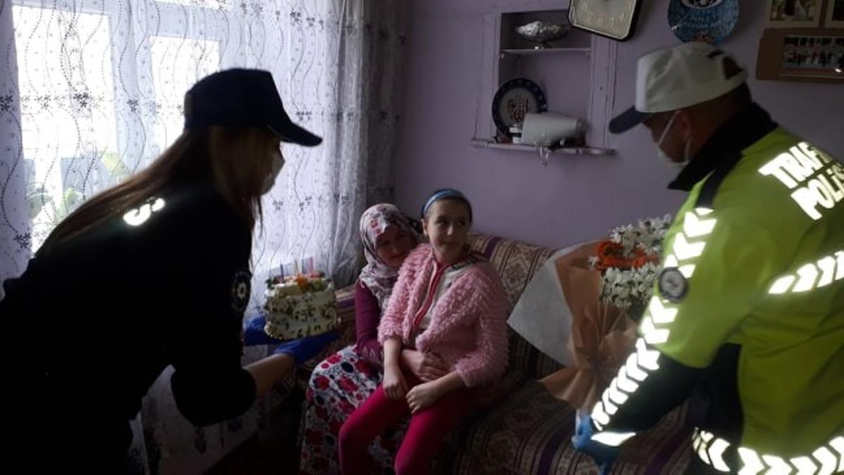 Tuğ&ccedil;e, doğum g&uuml;n&uuml;n&uuml; polis ekipleriyle kutladı