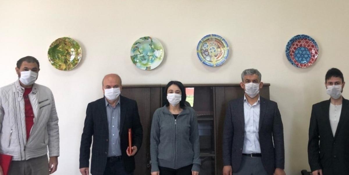 DP&Uuml; Lisans&uuml;st&uuml; Eğitim Enstit&uuml;s&uuml;&rsquo;nden akademisyenlere teşekk&uuml;r plaketi