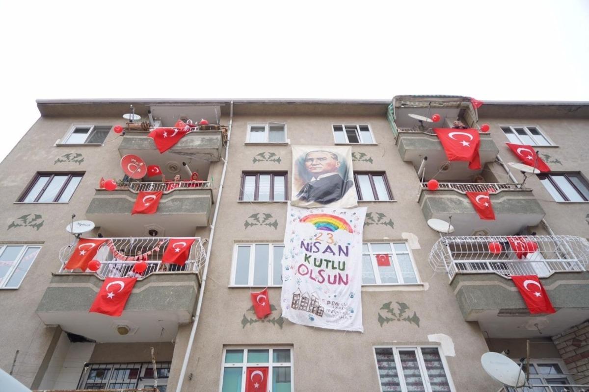 Apartmanlarını 23 Nisan&rsquo;a &ouml;zel s&uuml;slediler