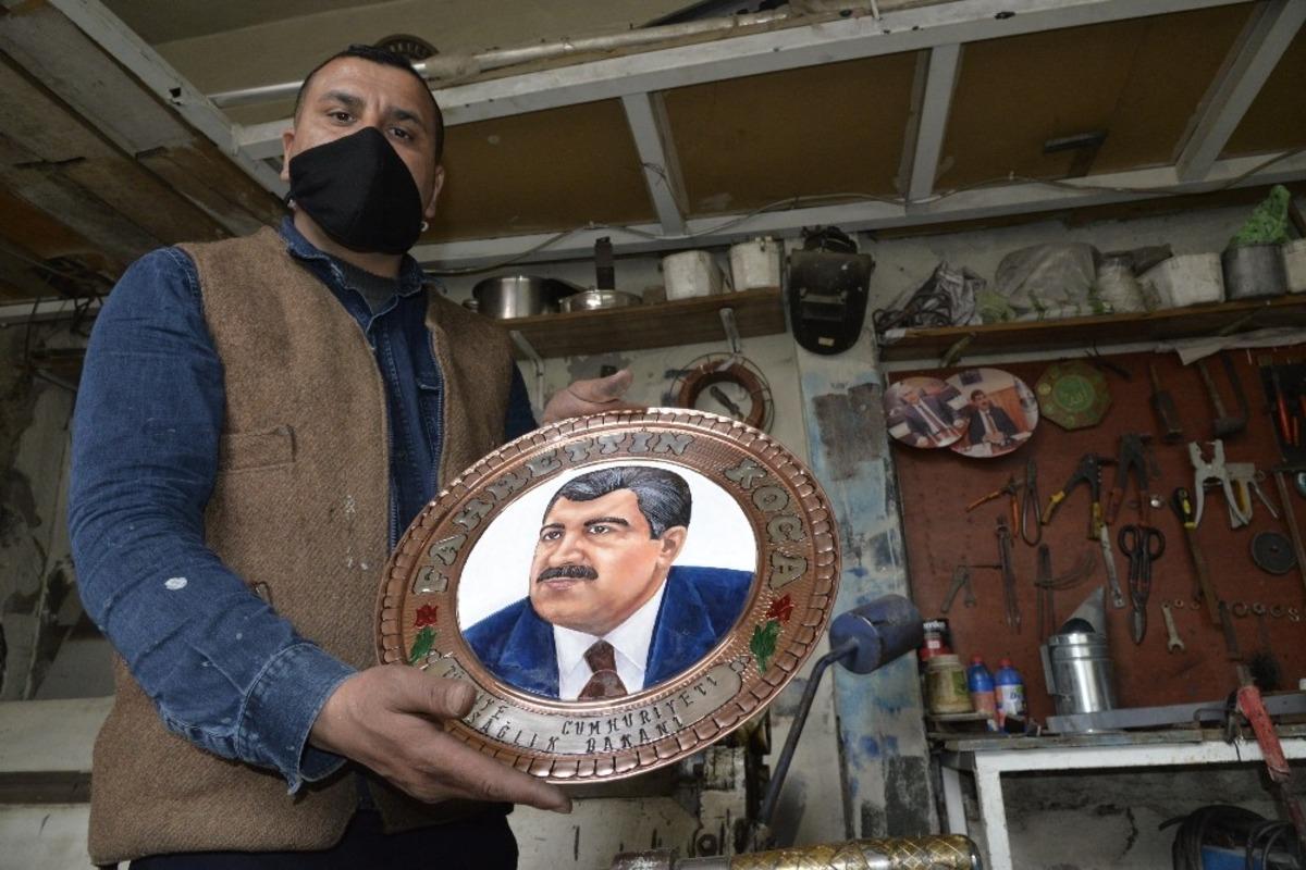 Sağlık Bakanı Koca&rsquo;nın fotoğrafı bakır tepsiye işlendi