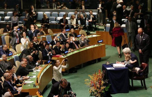 Dönemin ABD Dışişleri Bakanı John Kerry, 22 Nisan 2016'da ABD adına Paris İklim Anlaşması'nı imzalıyor