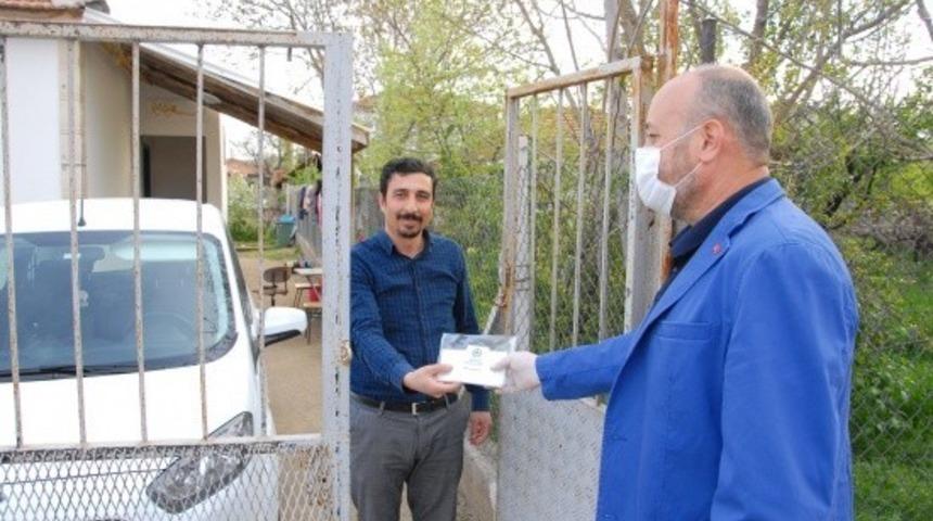 Başkan Tekin evlere maske dağıttı