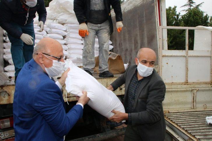 Kayseri’de, öğretmenler ihtiyacı olan 500 aileye un dağıttı G5