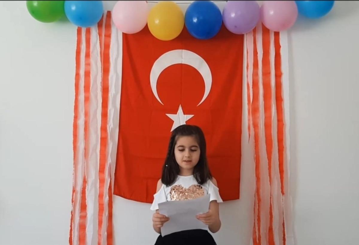 İlkokuldaki ilk 23 Nisan&rsquo;ı evdeki t&ouml;renle kutladılar