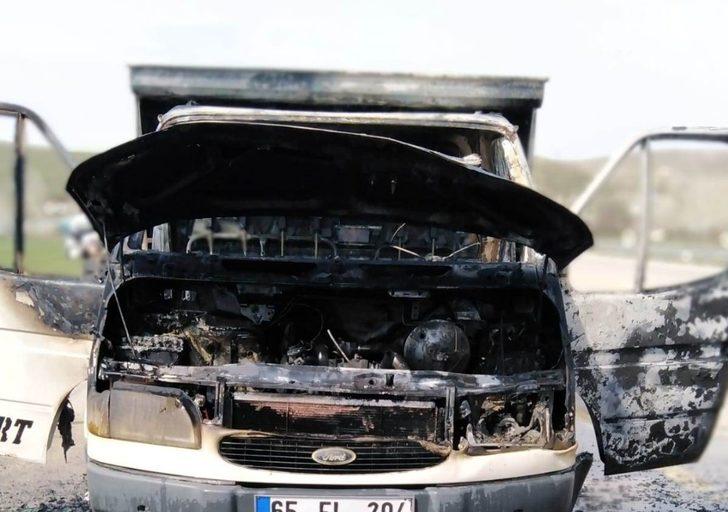 Seyir halindeki kamyonet yandı G1