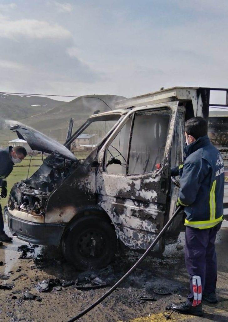 Seyir halindeki kamyonet yandı G2