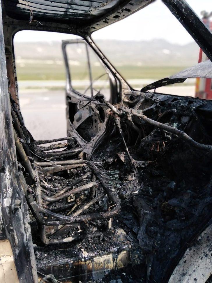 Seyir halindeki kamyonet yandı G3