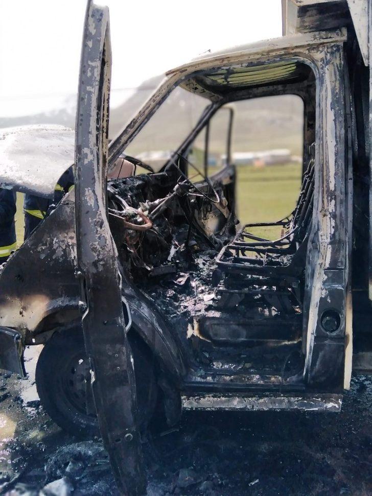 Seyir halindeki kamyonet yandı G4