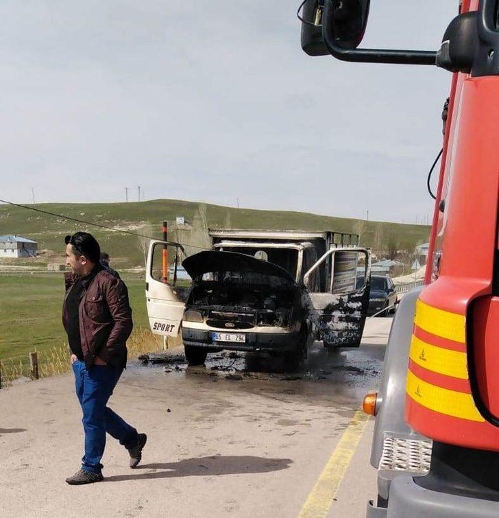 Seyir halindeki kamyonet yandı G5