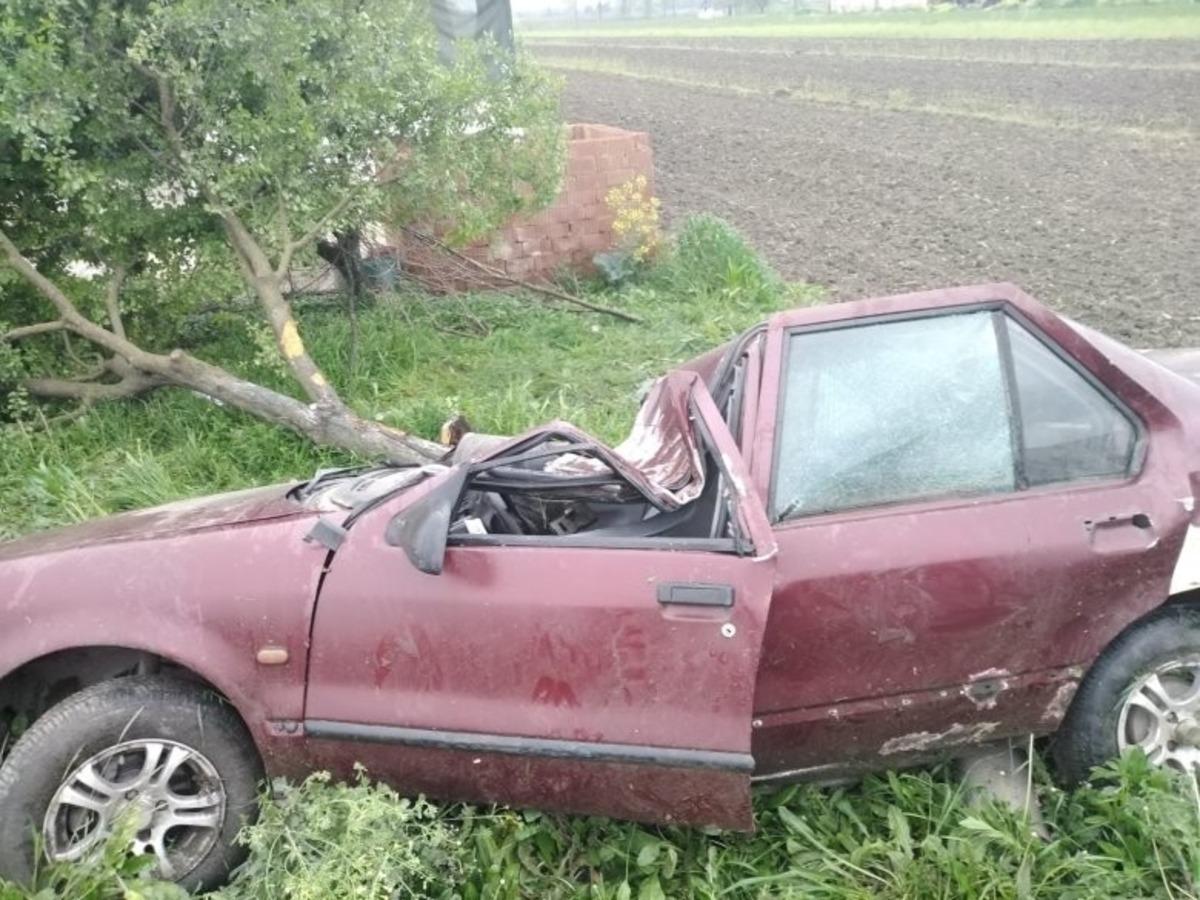 Akyazı&rsquo;da otomobil şarampole yuvarlandı: 1 yaralı
