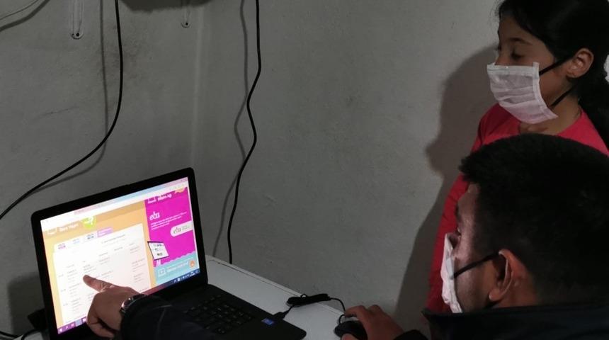 Niğde Emniyeti ders izleyemeyen öğrenciye laptop hediye etti