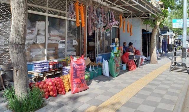 Zabıta ekipleri, kaldırımları işgal eden esnafı uyardı