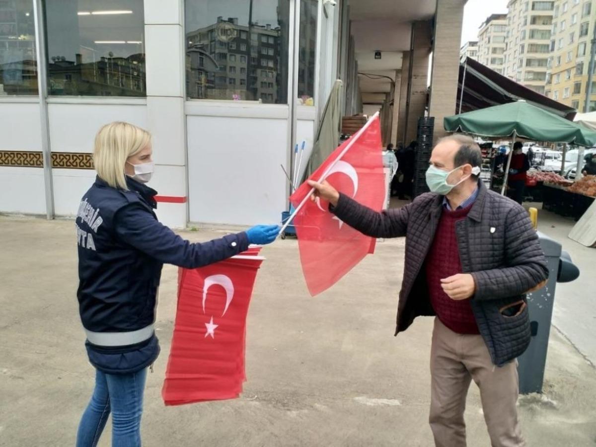 Trabzon B&uuml;y&uuml;kşehir Belediyesi 23 Nisan &ouml;ncesi T&uuml;rk bayrağı dağıtıyor