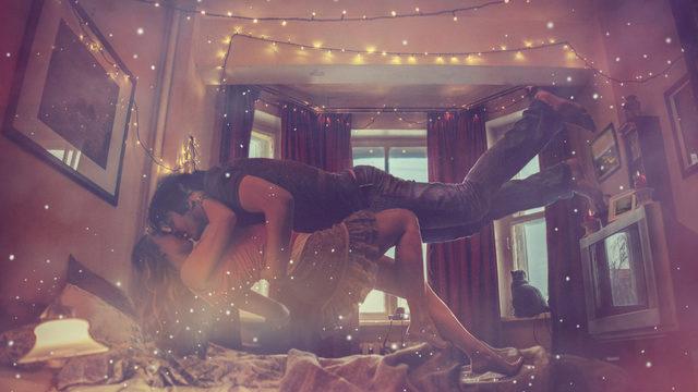 İlişkiye renk katacak en ilginç fantezi türleri! Aynaya bakarak...