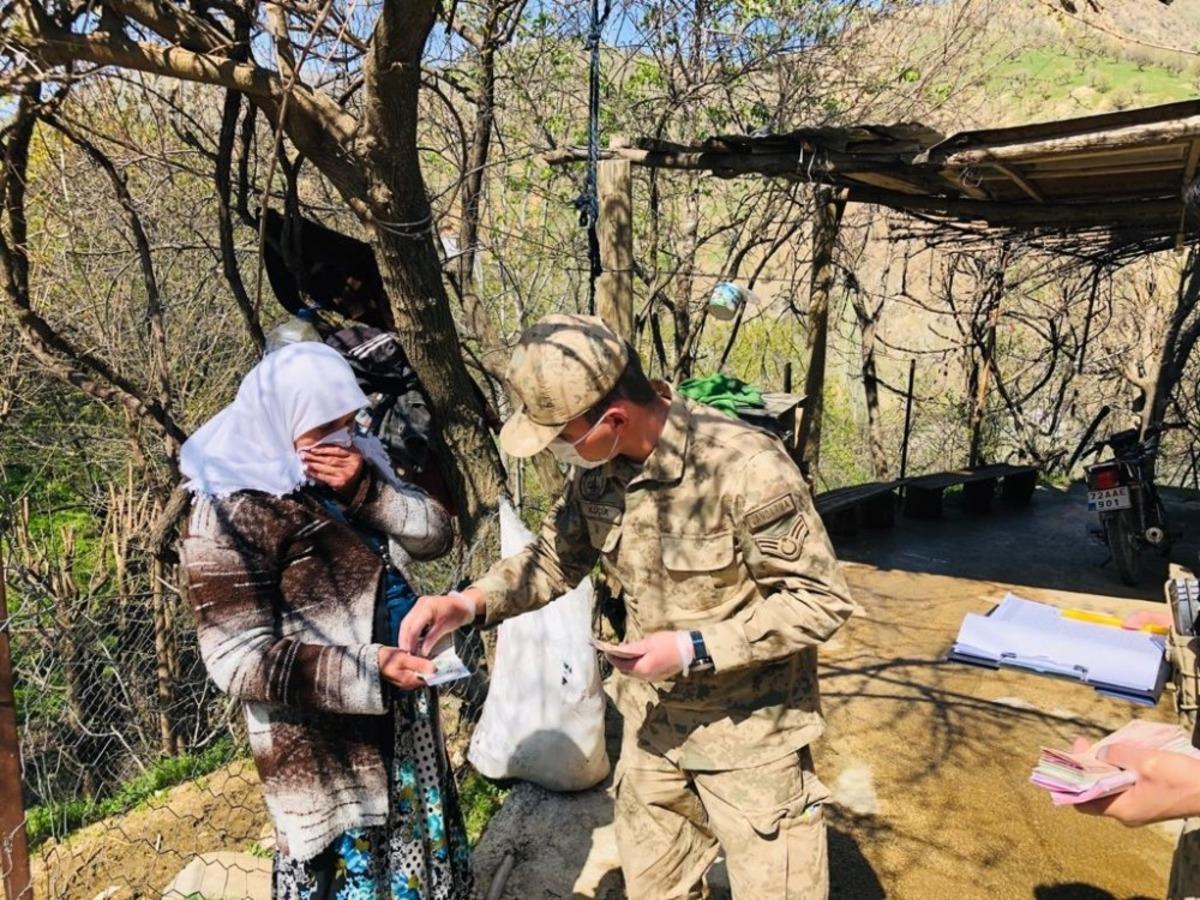 Batman&rsquo;da jandarma ekipleri vatandaşların yardımına koşuyor