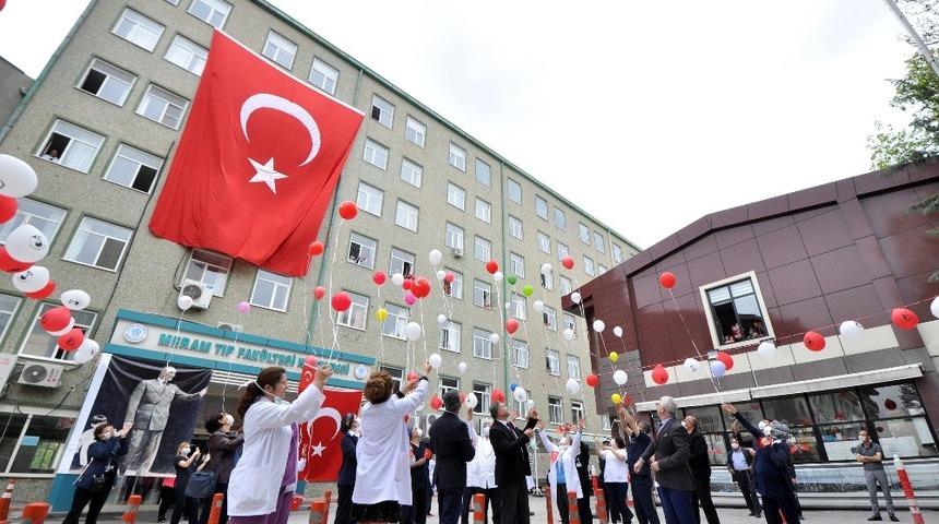 NE&Uuml;&rsquo;de tedavi g&ouml;ren &ccedil;ocuklar i&ccedil;in balonlar u&ccedil;uruldu