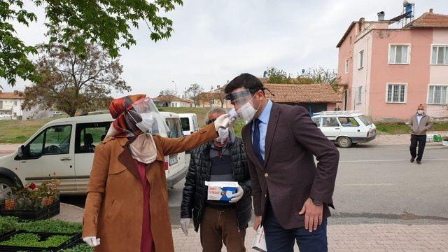 Kızıldaş pazarda maske dağıttı