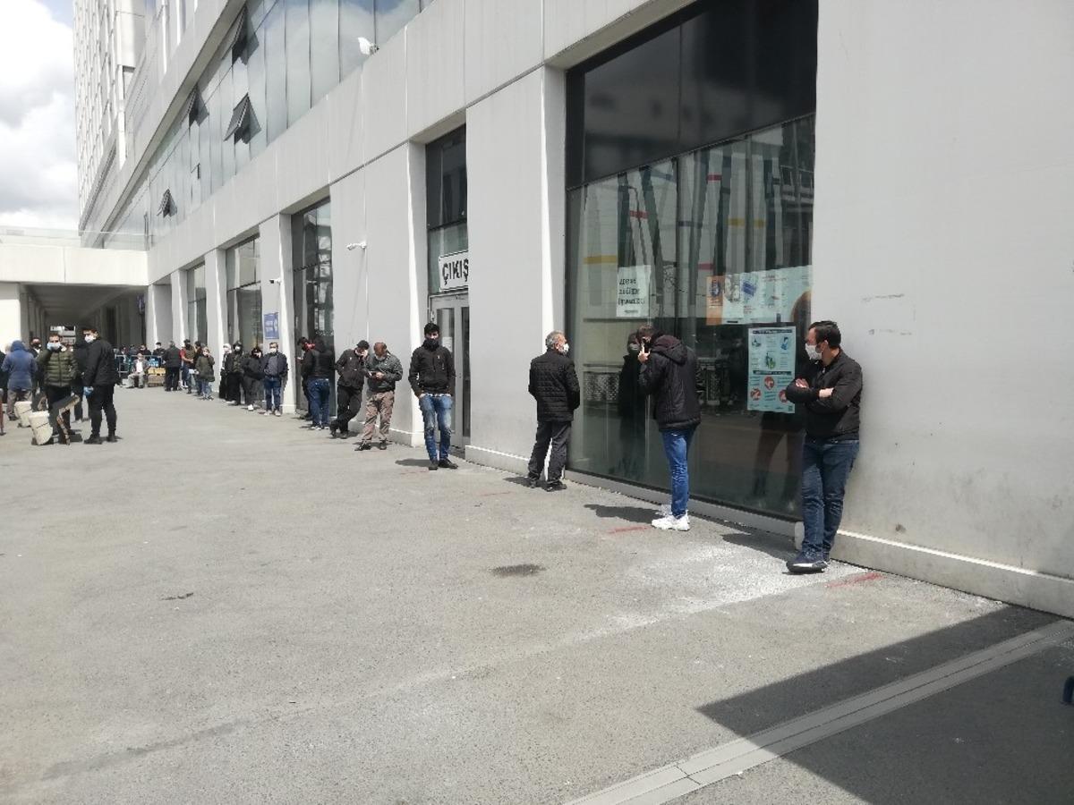 Sokağa &ccedil;ıkma kısıtlamasına saatler kalan metrelerce &lsquo;seyahat izin&rsquo; sırası