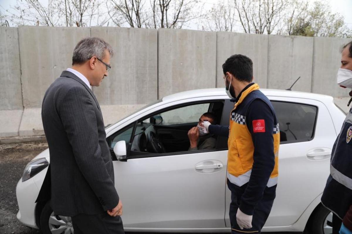 Vali Ekinci, kontrol noktasında incelemelerde bulundu